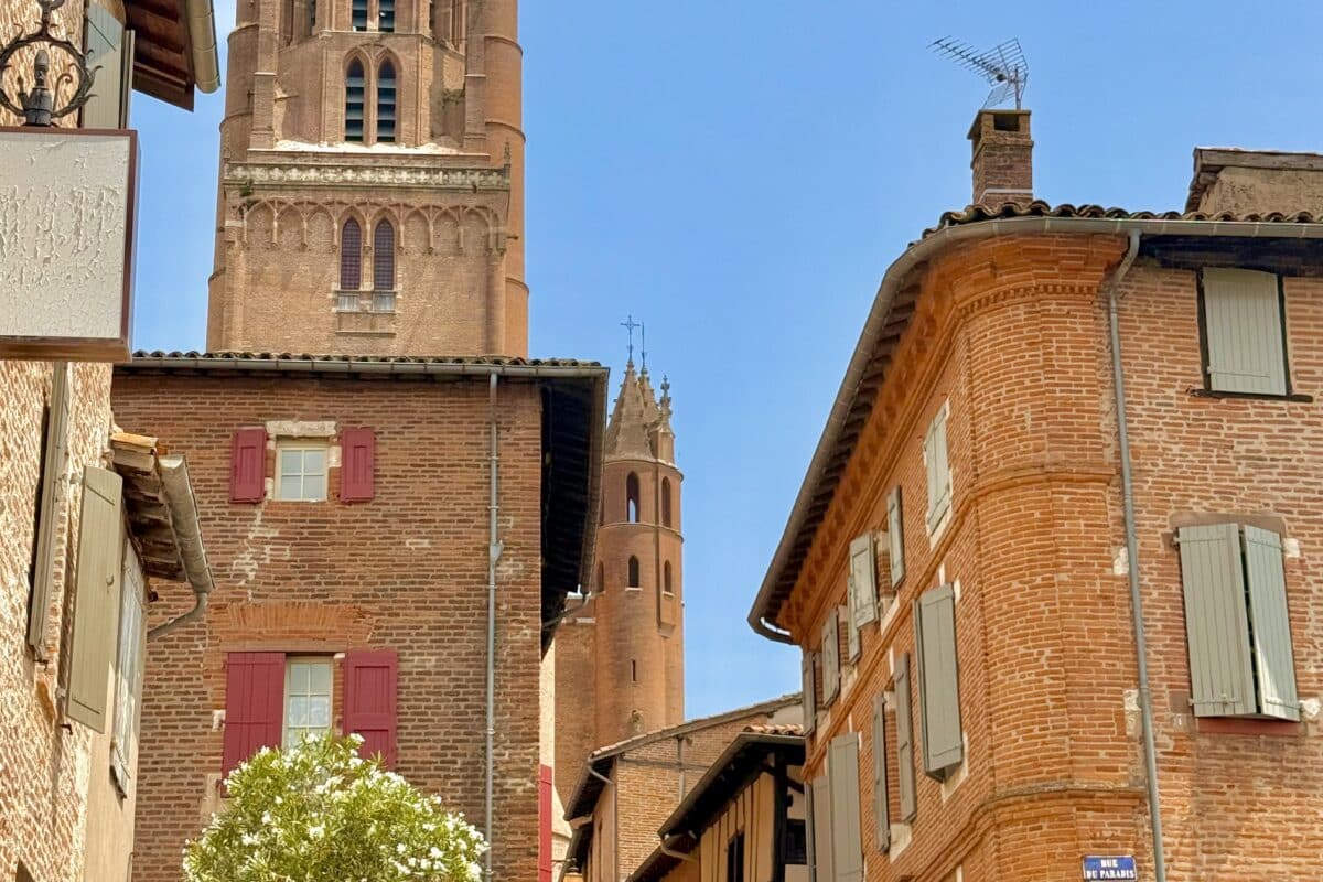 Vue du quartier du Castelviel à Albi avec la Cathédrale Sainte-Cécile en arrière-plan