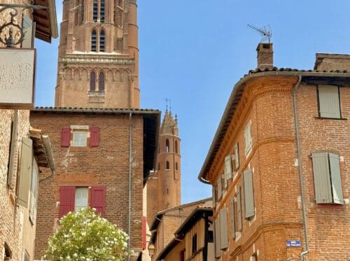 Vue du quartier du Castelviel à Albi avec la Cathédrale Sainte-Cécile en arrière-plan