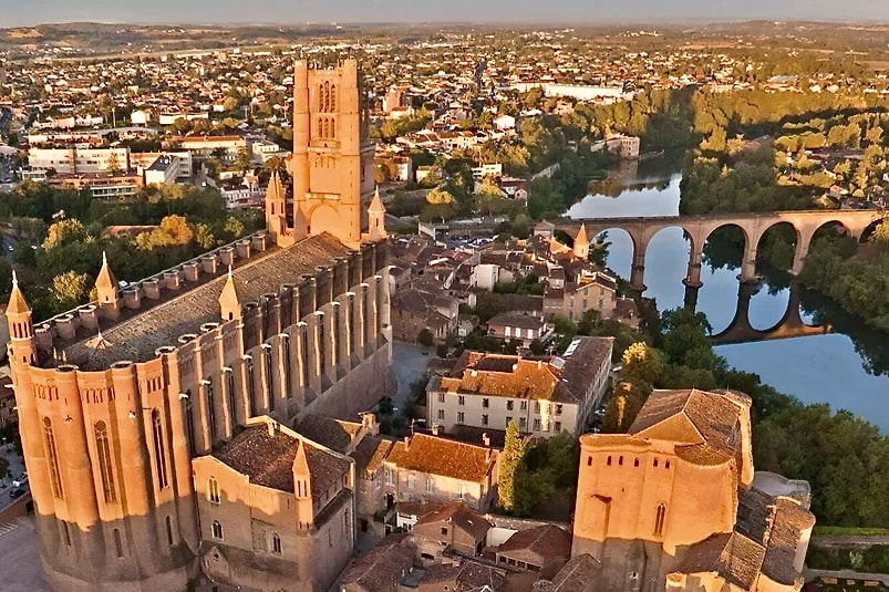Cathédrale Sainte-Cécile d'Albi, cité épiscopale classée UNESCO, vue depuis les berges du Tarn