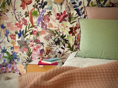 chambre cosy lit livre table nuit maison hotes tarn