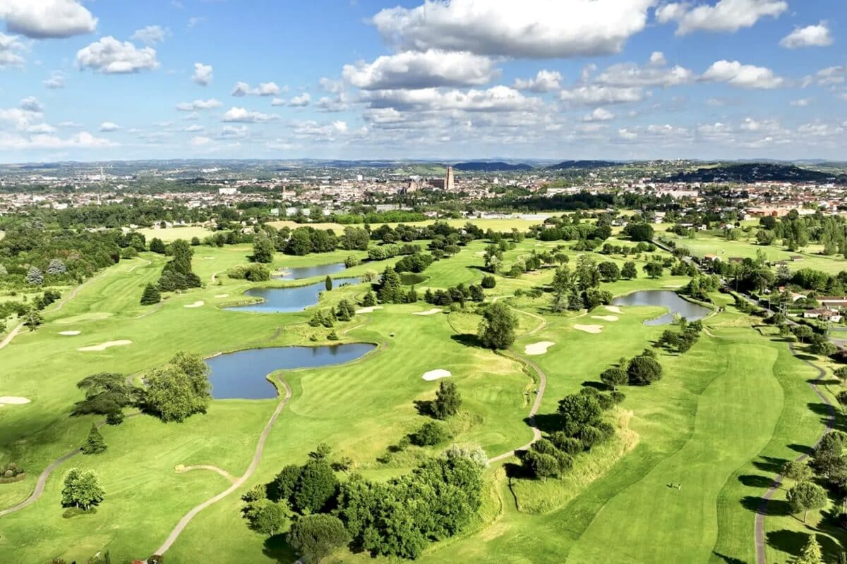 Vue aérienne du golf d'Albi Lasbordes, parcours 18 trous signé Jeremy Pern, à 5 minutes à pied de Kassiopée Bed & Spa