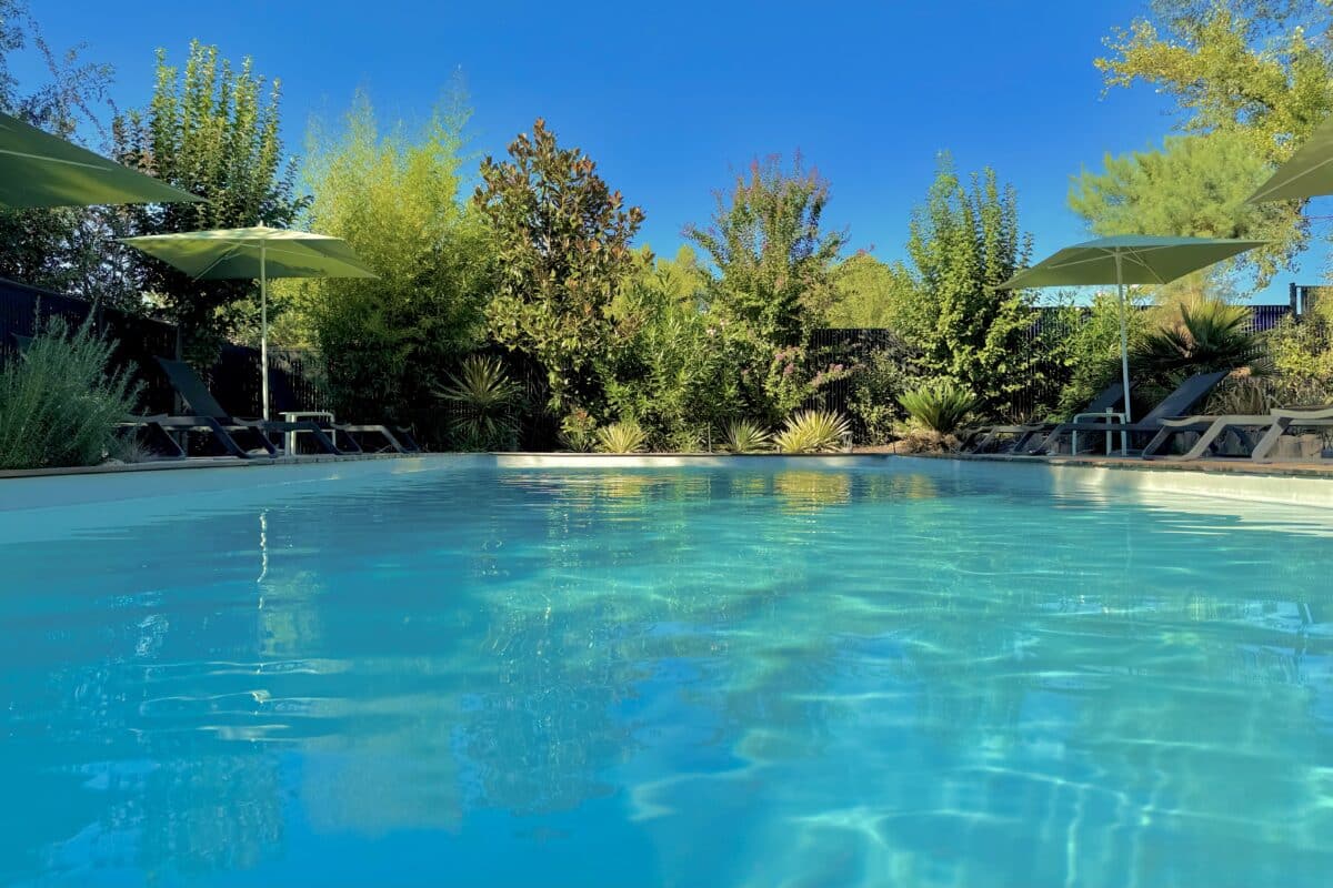 Piscine chauffée à 27°C dans le jardin arboré de 5000 m² de Kassiopée, maison d'hôtes adult only à Albi